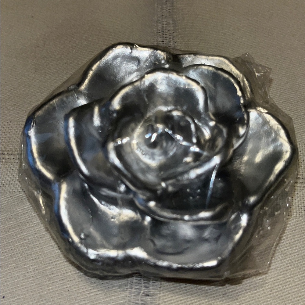 NWT Set of Two Floating Candles Silver Rose-Shaped Home Accents
